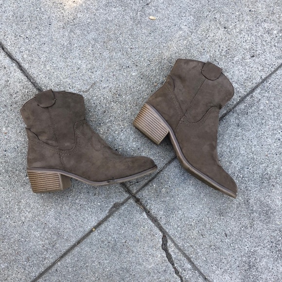 Shoes - 🍂 Fall Booties 🍂